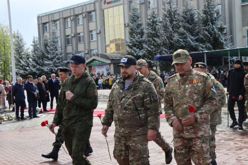 В День Победы нурлатцы возложили цветы к памятнику воину-освободителю
