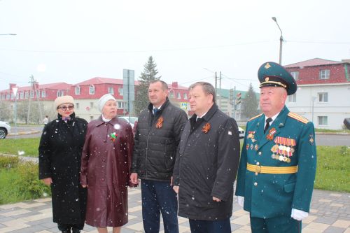 В Нурлате в День Победы возложили цветы на могилы Героев