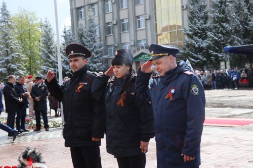 В День Победы нурлатцы возложили цветы к памятнику воину-освободителю