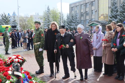 В День Победы нурлатцы возложили цветы к памятнику воину-освободителю