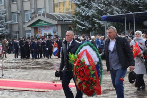 В День Победы нурлатцы возложили цветы к памятнику воину-освободителю
