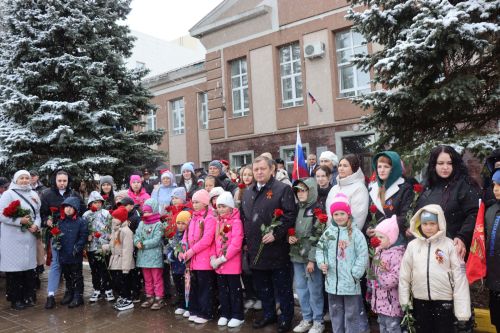 В День Победы нурлатцы возложили цветы к памятнику воину-освободителю