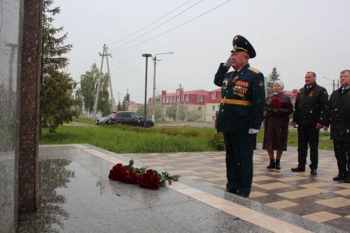В Нурлате в День Победы возложили цветы на могилы Героев