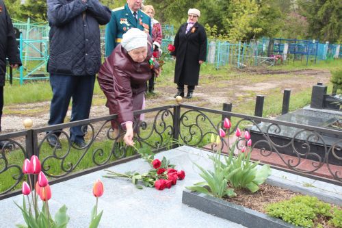В Нурлате в День Победы возложили цветы на могилы Героев