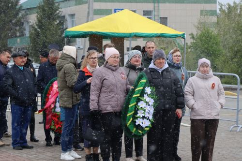 В День Победы нурлатцы возложили цветы к памятнику воину-освободителю