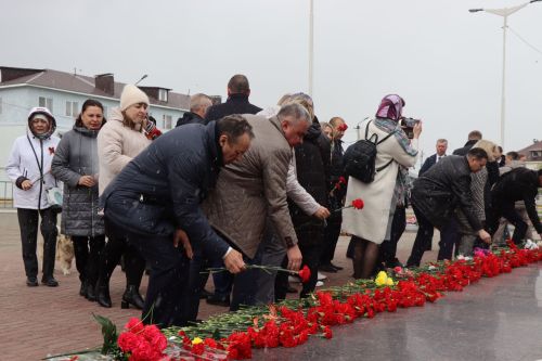 В День Победы нурлатцы возложили цветы к памятнику воину-освободителю