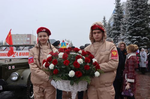 В День Победы нурлатцы возложили цветы к памятнику воину-освободителю