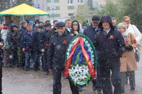 В День Победы нурлатцы возложили цветы к памятнику воину-освободителю