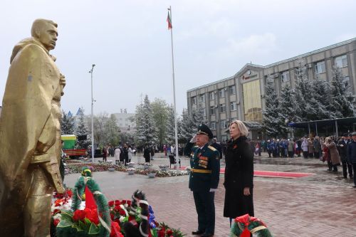 В День Победы нурлатцы возложили цветы к памятнику воину-освободителю