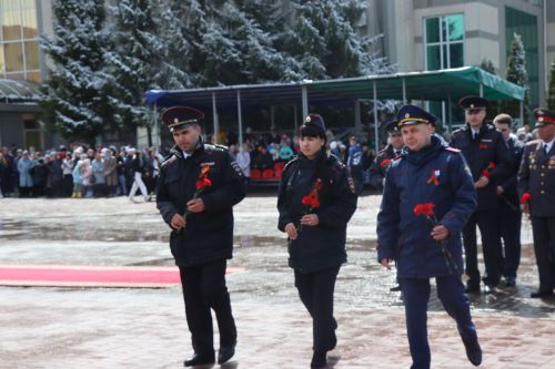 В День Победы нурлатцы возложили цветы к памятнику воину-освободителю