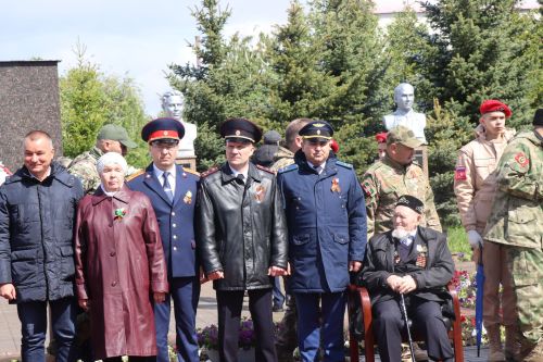 В День Победы нурлатцы возложили цветы к памятнику воину-освободителю