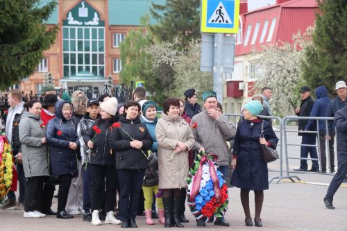 В День Победы нурлатцы возложили цветы к памятнику воину-освободителю