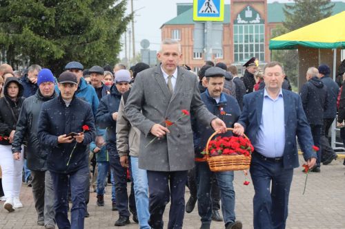 В День Победы нурлатцы возложили цветы к памятнику воину-освободителю