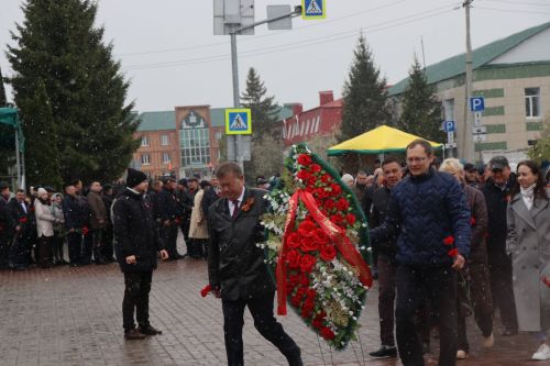 В День Победы нурлатцы возложили цветы к памятнику воину-освободителю