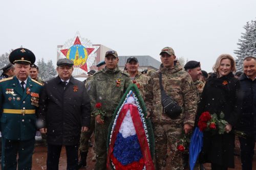 В День Победы нурлатцы возложили цветы к памятнику воину-освободителю