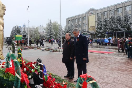 В День Победы нурлатцы возложили цветы к памятнику воину-освободителю