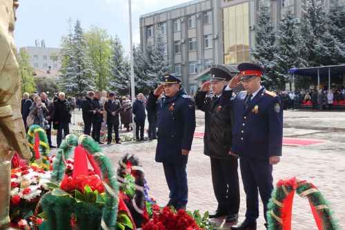 В День Победы нурлатцы возложили цветы к памятнику воину-освободителю