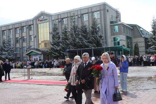 В День Победы нурлатцы возложили цветы к памятнику воину-освободителю