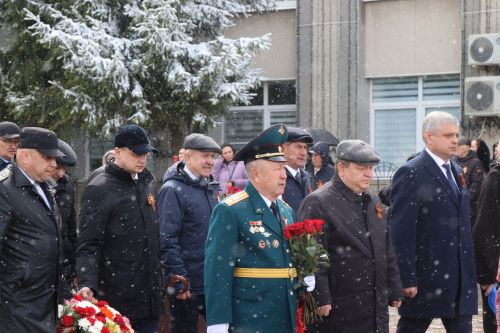 В День Победы нурлатцы возложили цветы к памятнику воину-освободителю