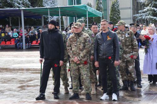 В День Победы нурлатцы возложили цветы к памятнику воину-освободителю