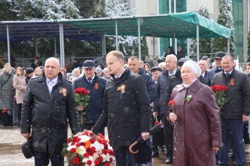 В День Победы нурлатцы возложили цветы к памятнику воину-освободителю