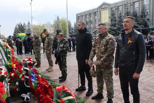 В День Победы нурлатцы возложили цветы к памятнику воину-освободителю