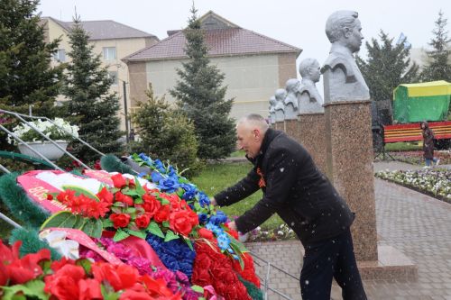 В День Победы нурлатцы возложили цветы к памятнику воину-освободителю
