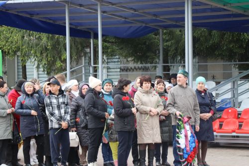 В День Победы нурлатцы возложили цветы к памятнику воину-освободителю