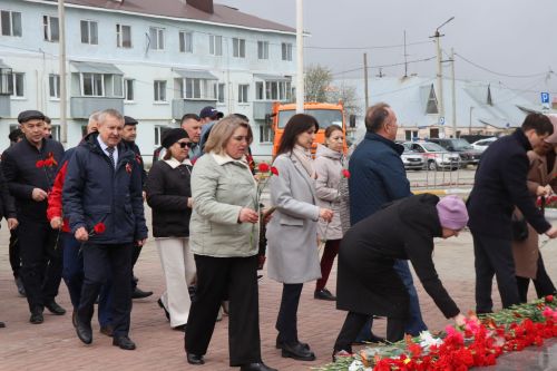 В День Победы нурлатцы возложили цветы к памятнику воину-освободителю