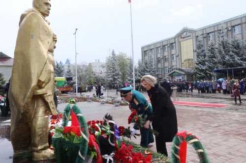 В День Победы нурлатцы возложили цветы к памятнику воину-освободителю