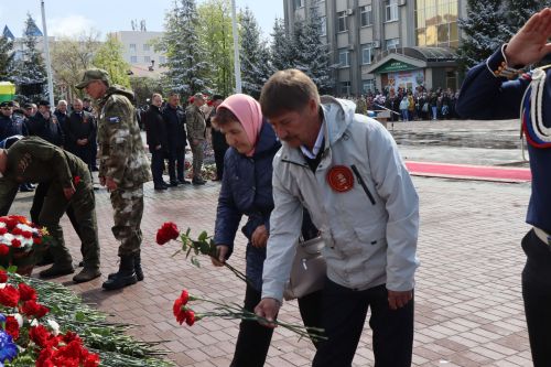 В День Победы нурлатцы возложили цветы к памятнику воину-освободителю