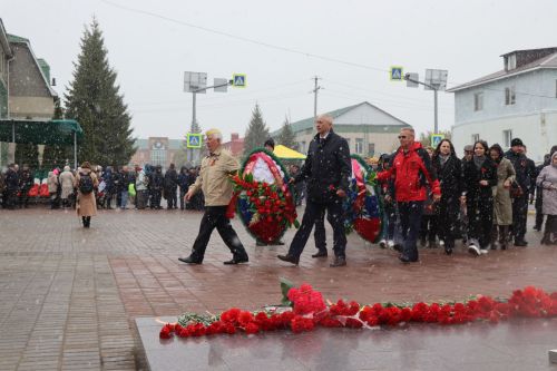 В День Победы нурлатцы возложили цветы к памятнику воину-освободителю
