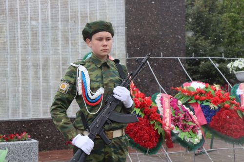 В День Победы нурлатцы возложили цветы к памятнику воину-освободителю