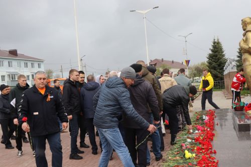 В День Победы нурлатцы возложили цветы к памятнику воину-освободителю