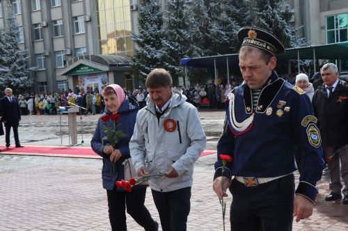В День Победы нурлатцы возложили цветы к памятнику воину-освободителю