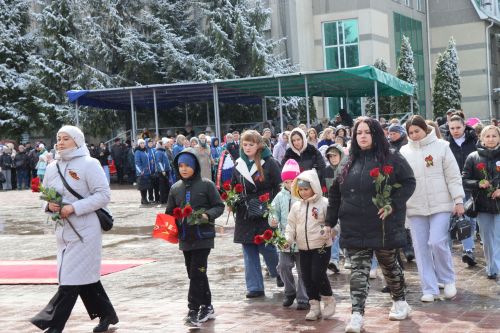 В День Победы нурлатцы возложили цветы к памятнику воину-освободителю