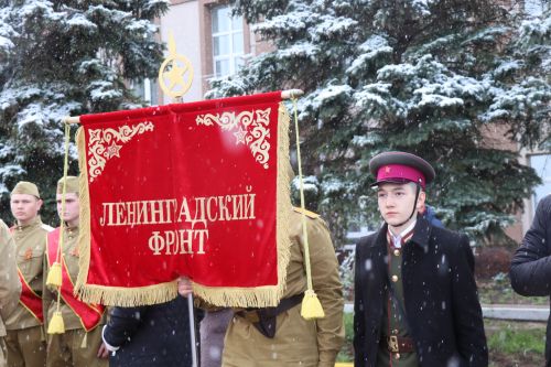 В День Победы нурлатцы возложили цветы к памятнику воину-освободителю