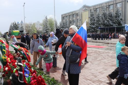 В День Победы нурлатцы возложили цветы к памятнику воину-освободителю