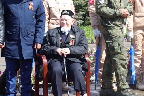 В День Победы нурлатцы возложили цветы к памятнику воину-освободителю