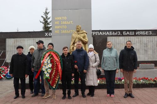 В День Победы нурлатцы возложили цветы к памятнику воину-освободителю