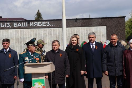 В День Победы нурлатцы возложили цветы к памятнику воину-освободителю