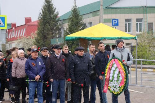 В День Победы нурлатцы возложили цветы к памятнику воину-освободителю