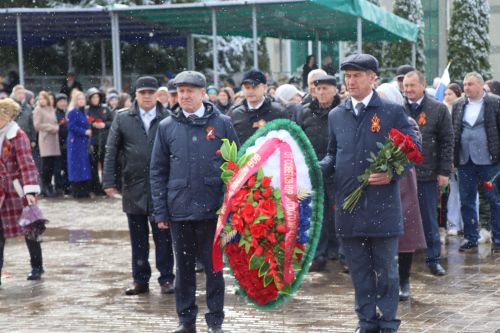 В День Победы нурлатцы возложили цветы к памятнику воину-освободителю
