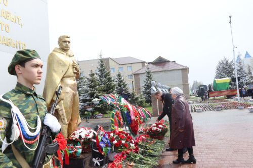 В День Победы нурлатцы возложили цветы к памятнику воину-освободителю