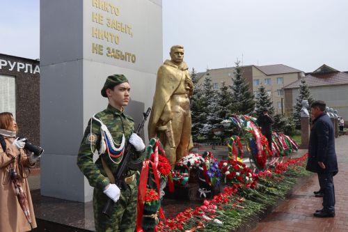 В День Победы нурлатцы возложили цветы к памятнику воину-освободителю