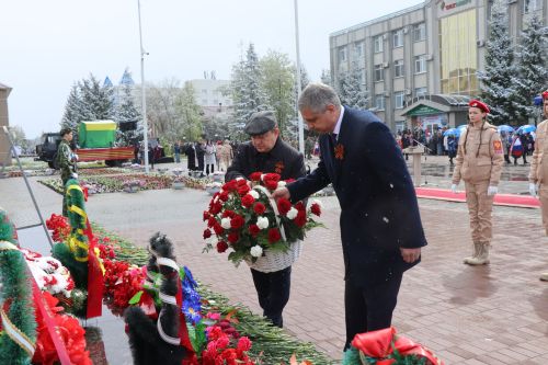 В День Победы нурлатцы возложили цветы к памятнику воину-освободителю