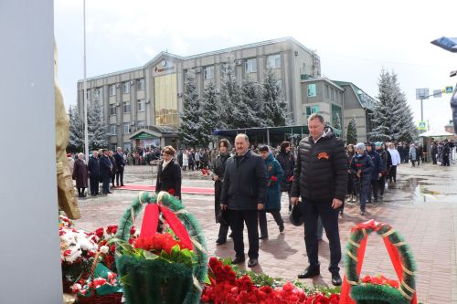 В День Победы нурлатцы возложили цветы к памятнику воину-освободителю