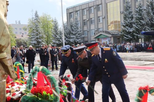 В День Победы нурлатцы возложили цветы к памятнику воину-освободителю