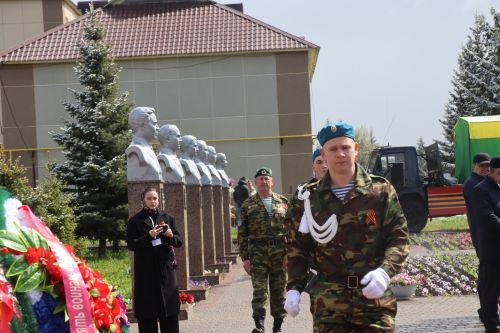 В День Победы нурлатцы возложили цветы к памятнику воину-освободителю