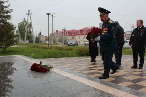 В Нурлате в День Победы возложили цветы на могилы Героев